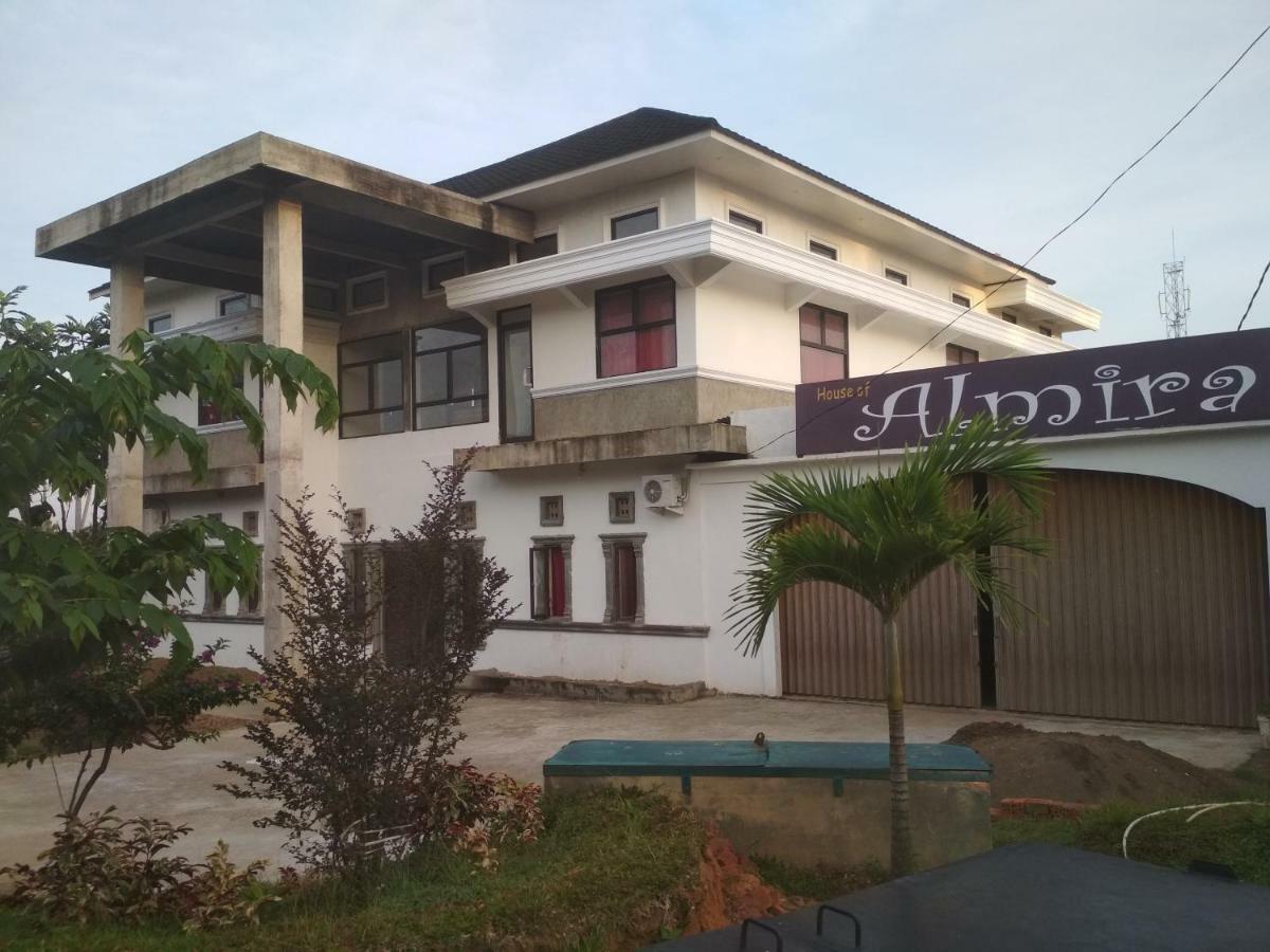 Almira homestay Jambi Luaran gambar